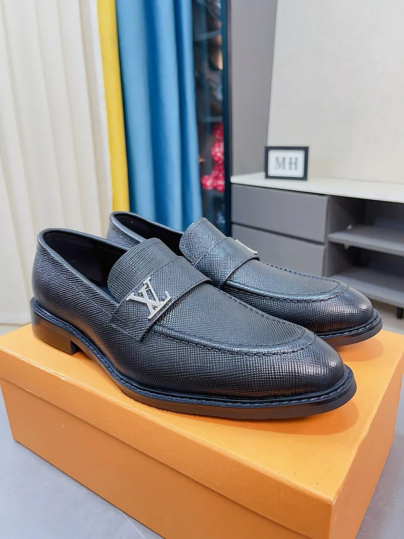 Men's shoes💰438🌹🌹【Louis Vuitton] LV official website synchronizes casual formal leather shoes, imported Italian first-layer calfskin, the leather feels natural and comfortable, and the flowing shoe body design embodies an extraordinary superior wearing experience. Smooth and tight hand-stitched seams achieve extraordinary noble taste. The lining is made of cowhide, which is high-end, comfortable and breathable, telling the man's high-spirited heart. Number of items in stock: 38-44 45 can be customized.